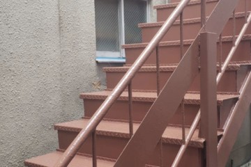アパート階段塗装工事を行いました。