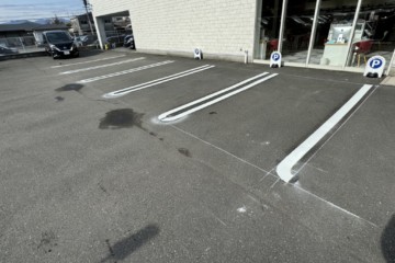 福岡県太宰府市の店舗で駐車所ライン引き工事を行いました。