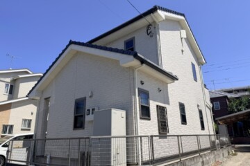福岡県春日市で外壁1面シーリング打ち替え工事を行っています。